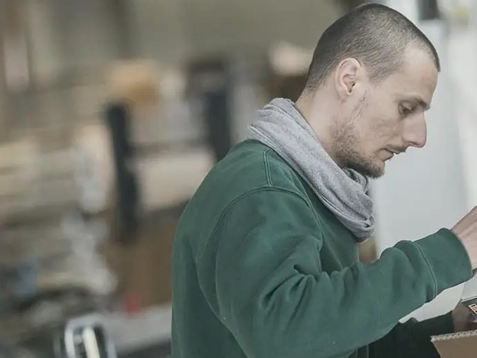 Haas-Mitarbeiter verpackt Ware am Packplatz