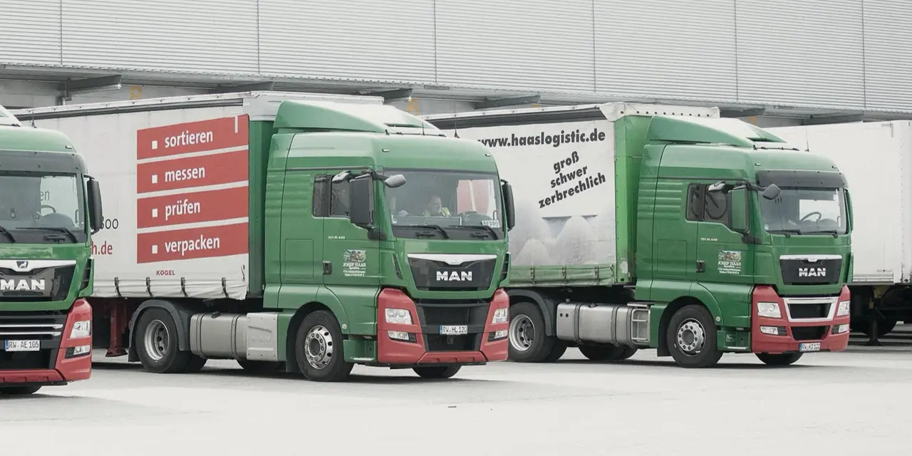 Grüne Haas-Sattelzüge vor der Halle in Dunningen