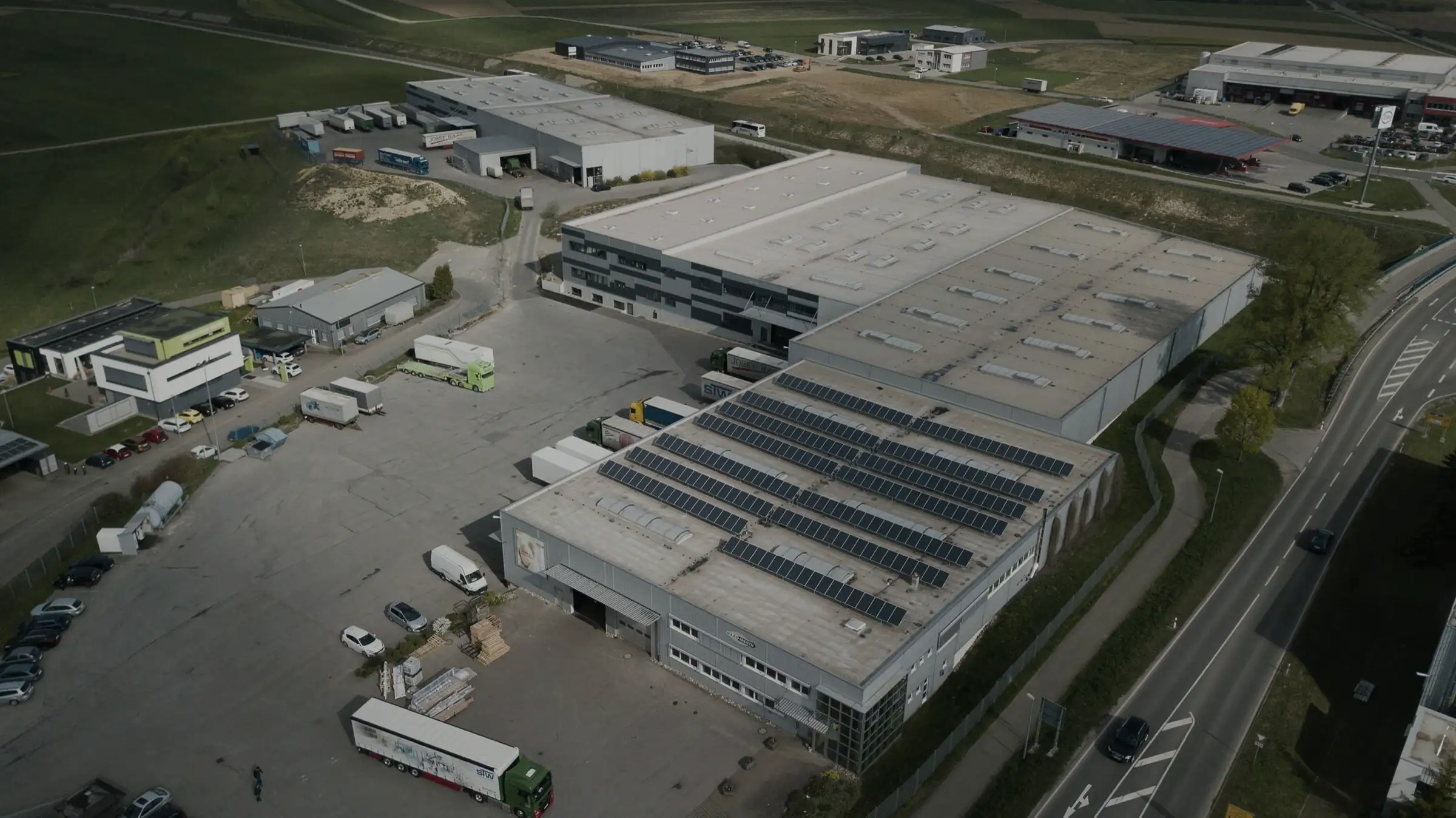 Luftbild des Firmengeländes der Haas Logistic GmbH in Dunningen mit Hallen, Rampen und Lkw
